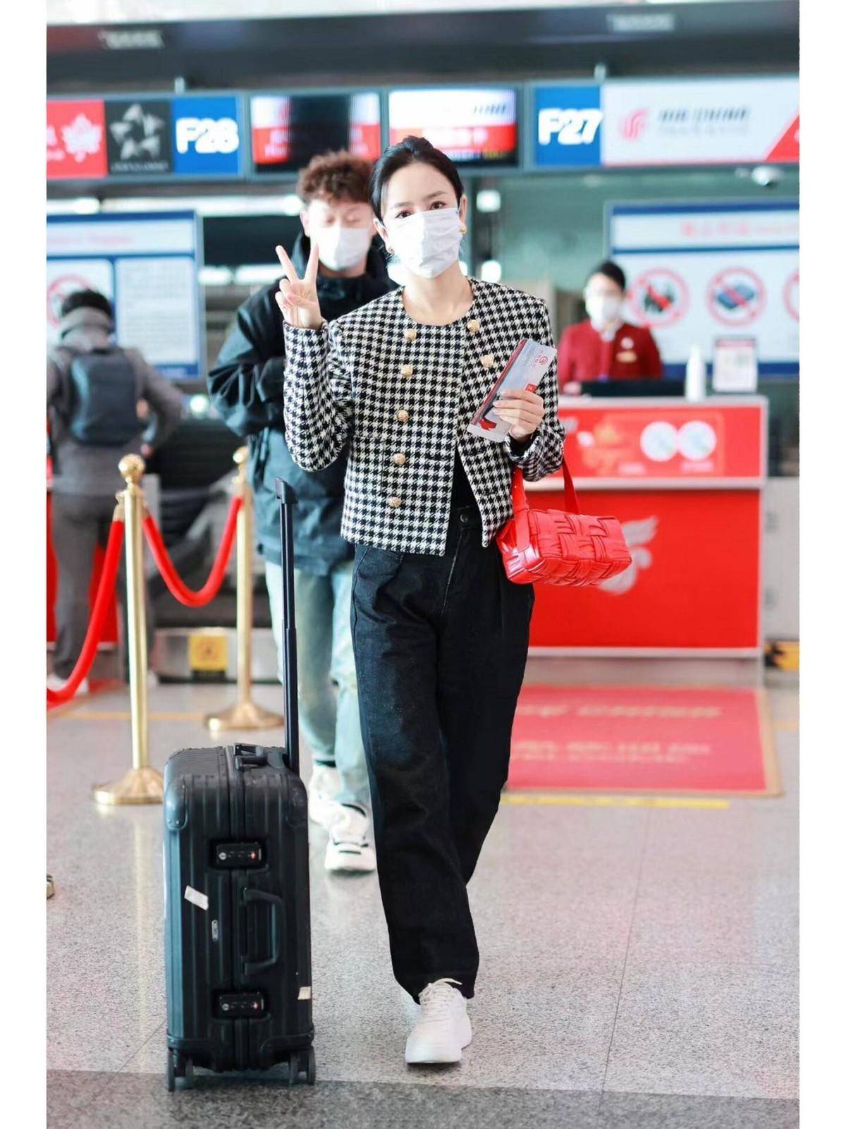 佟丽娅带火了一种新穿法:短外套 小黑裤 小白鞋,时髦又显贵