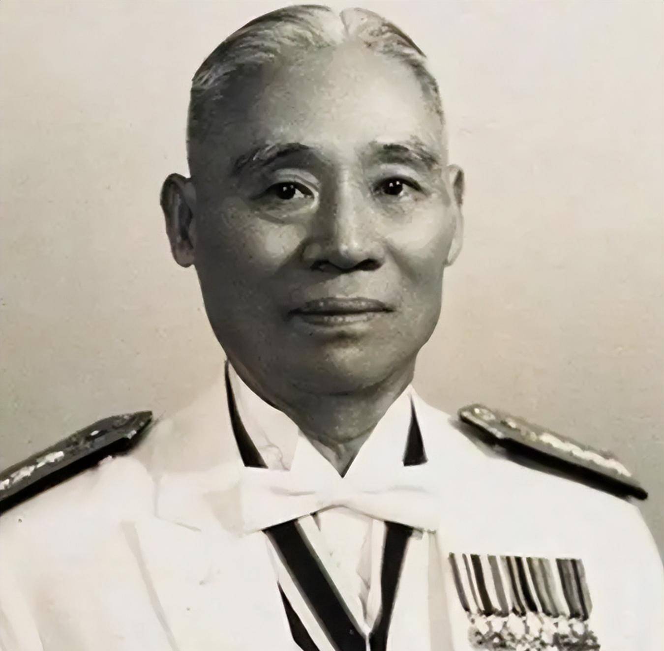 成年后,对于儿子的未来,房道龙的父亲考虑再三,想到了此时已在军界混