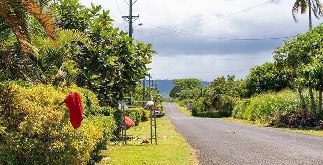 其实美属萨摩亚虽然离美国十万八千里,但是它是属于美国的领土,而跟