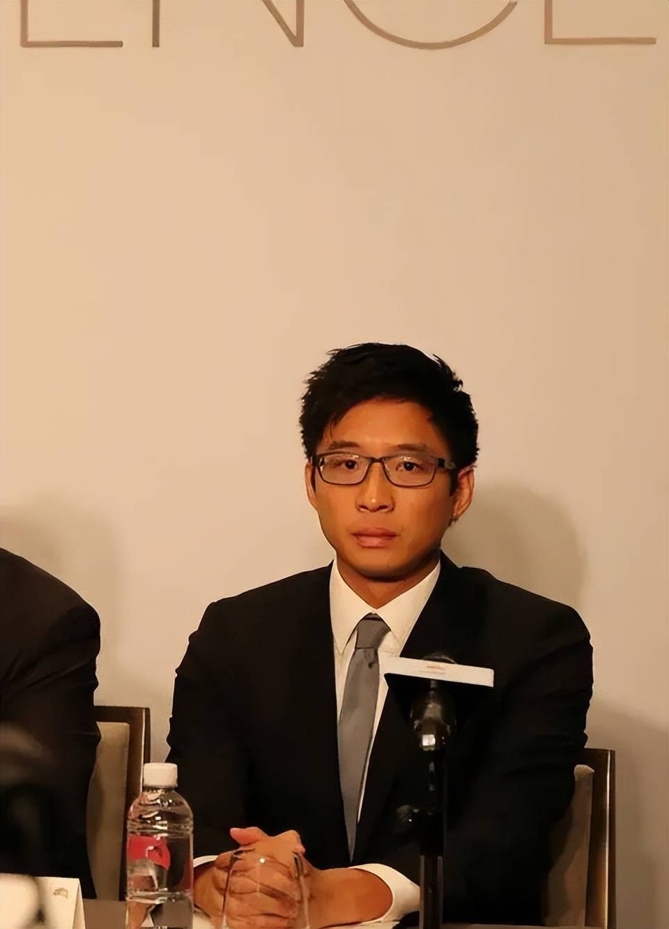 梅西缺赛风波再发酵,霍启刚发出质问之后,弟弟霍启山