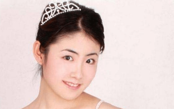 她长相出众而被赵本山看中,却拒绝陪酒而遭封杀,如