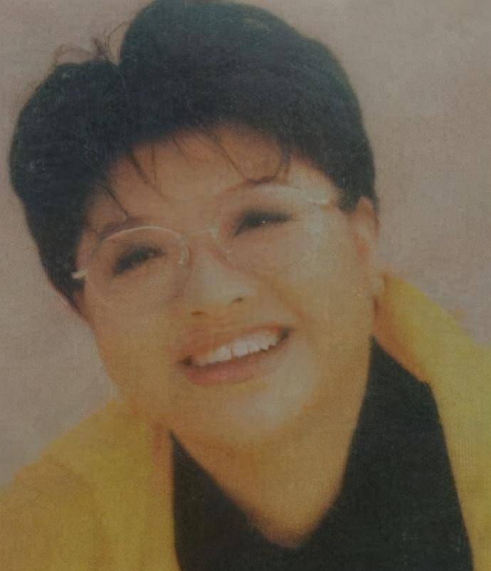 49岁韩红暴瘦后练书法,面容憔悴,身体健康状况引担忧