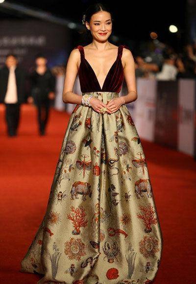 身穿裸色"真空裙"秀身材,蜂腰翘臀真罕见_的设计_礼服_红色