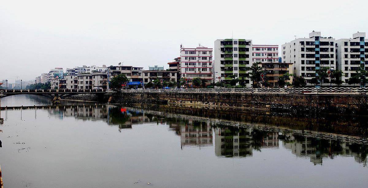 這個城市是雲浮市,在廣東省中西部地區,在西江中游位置,鄰近佛山