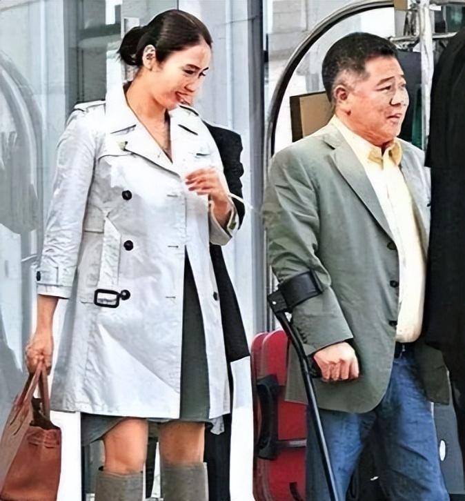 追她的富豪排着队,黎姿为何选择嫁给大15岁,还残疾的马延强?