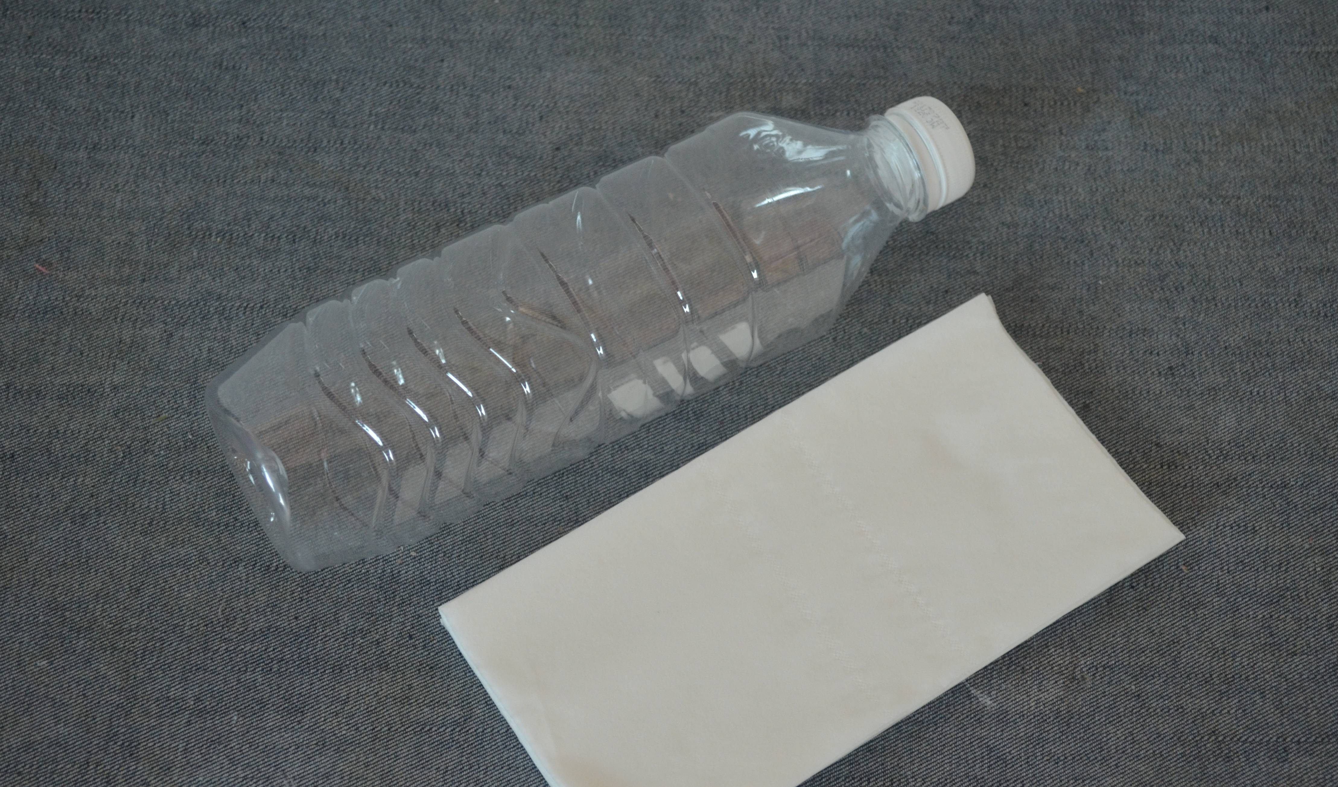 塑料瓶上粘张纸巾,没想到还有这妙用,解决了家家户户困扰的难题_生活