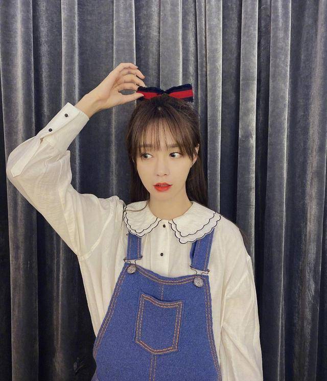 而利落的高马尾不仅让她俏皮感和少女感十足,也更显身材高挑.