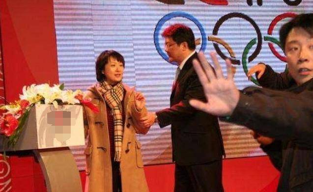 的妻子胡紫薇在发布会过程中用一分钟时间揭露了丈夫生活混乱的八卦