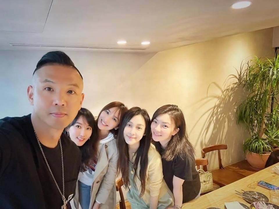 吴佩慈首度露面,戴婚戒飞到日本看演唱会_香港_豪宅_生活