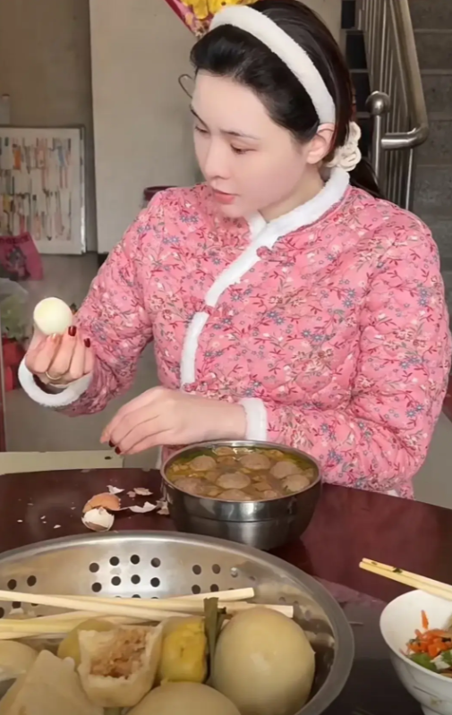 张颖颖单县过年,穿花棉袄棉裤像当地小媳妇,很勤快包饺子扫庭院_生活