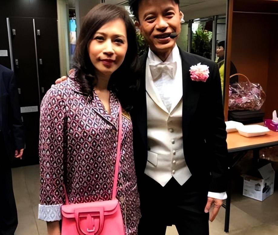 58岁邵美琪低调出席生日会,白衣黑裙尽显优雅,比50岁寿星还年轻_生活