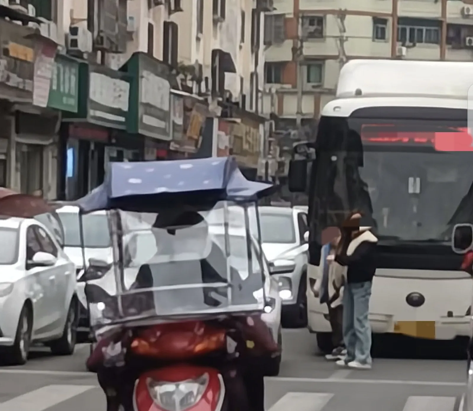 视频里人声沸腾,只见画面中一辆
