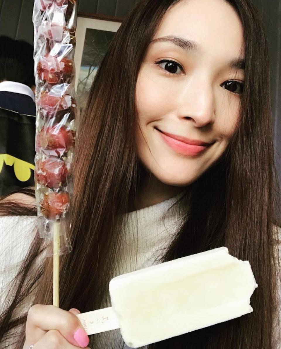 吴佩慈首度露面,戴婚戒飞到日本看演唱会_香港_豪宅_生活