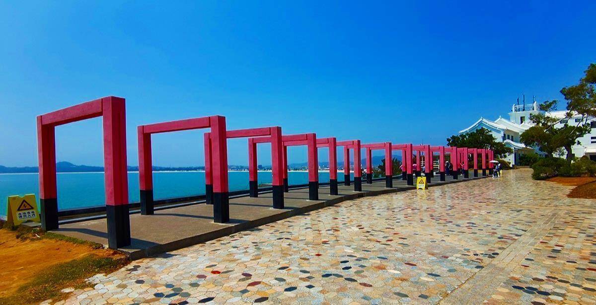 它就是火山岛,距离厦门市,漳州市都只有50公里左右,从漳州出发约父 