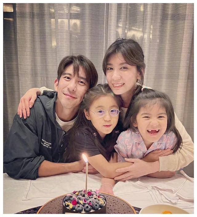 贾静雯大女儿晒出游照,与妹妹合影曝个性穿戴,网友:太个性!