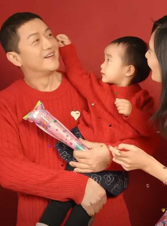 海哈金喜晒除夕全家福,李亚鹏抱女儿一脸父爱,2岁夏夏身高出众_家庭
