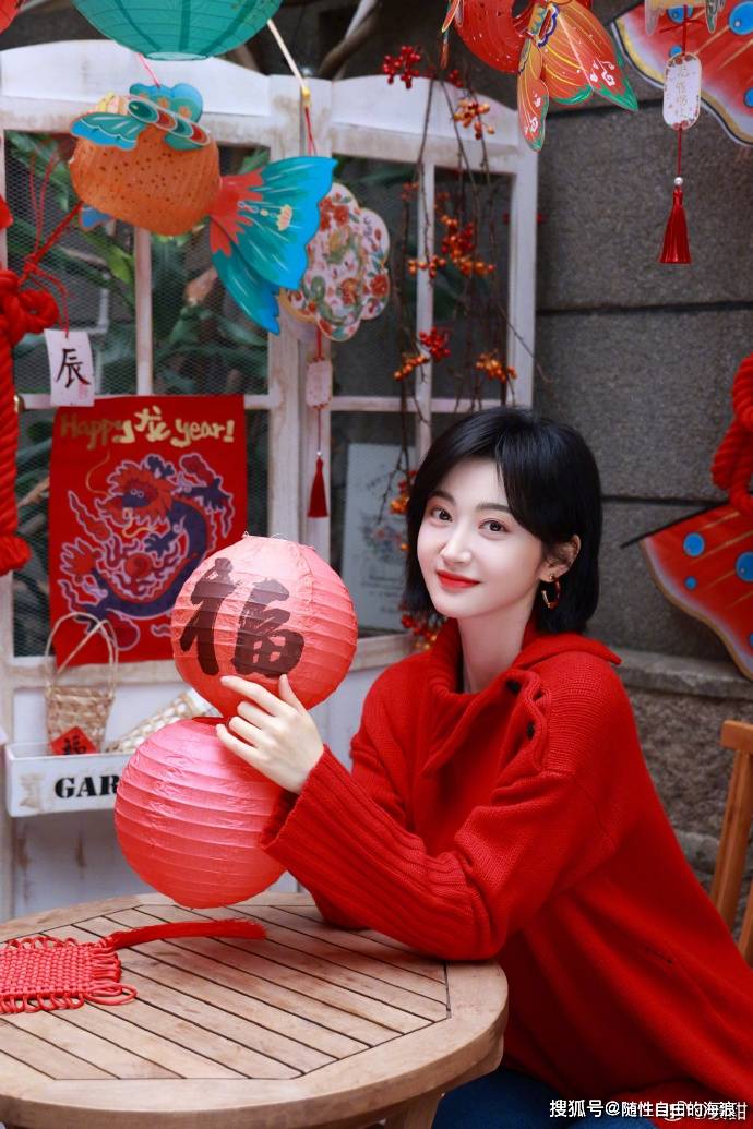 这些明星的新年贺岁照,不仅是一种视觉上的享受,更是一种心灵上的温暖
