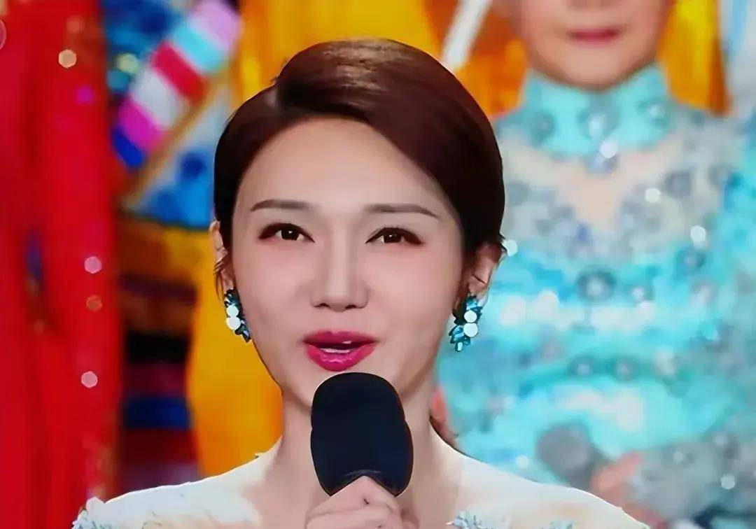 "挤"走董卿,接连犯错仍然稳坐c位,这位龙洋到底什么来头?