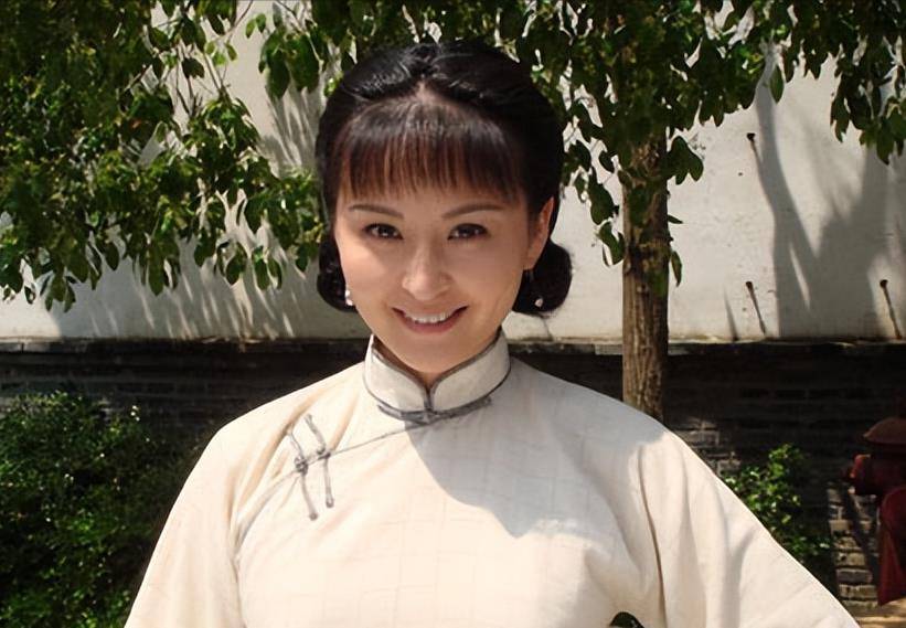 娱乐界"清誉女星",商界大亨十年追求终成眷属,母女俩受宠若珍_戴娇倩