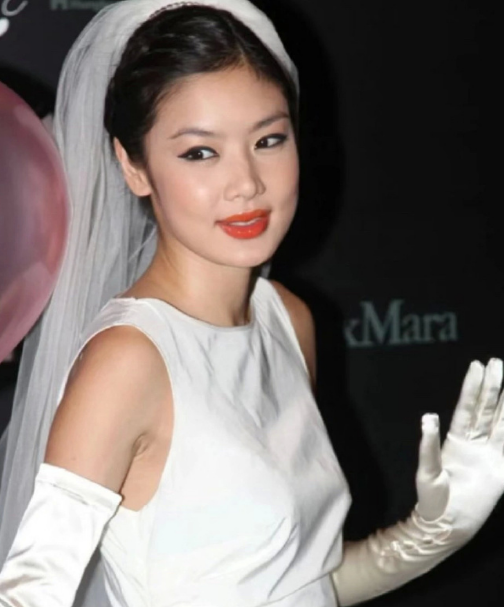 宽颌脸嘴骨架大,和黎明前女友舒淇一个类型.