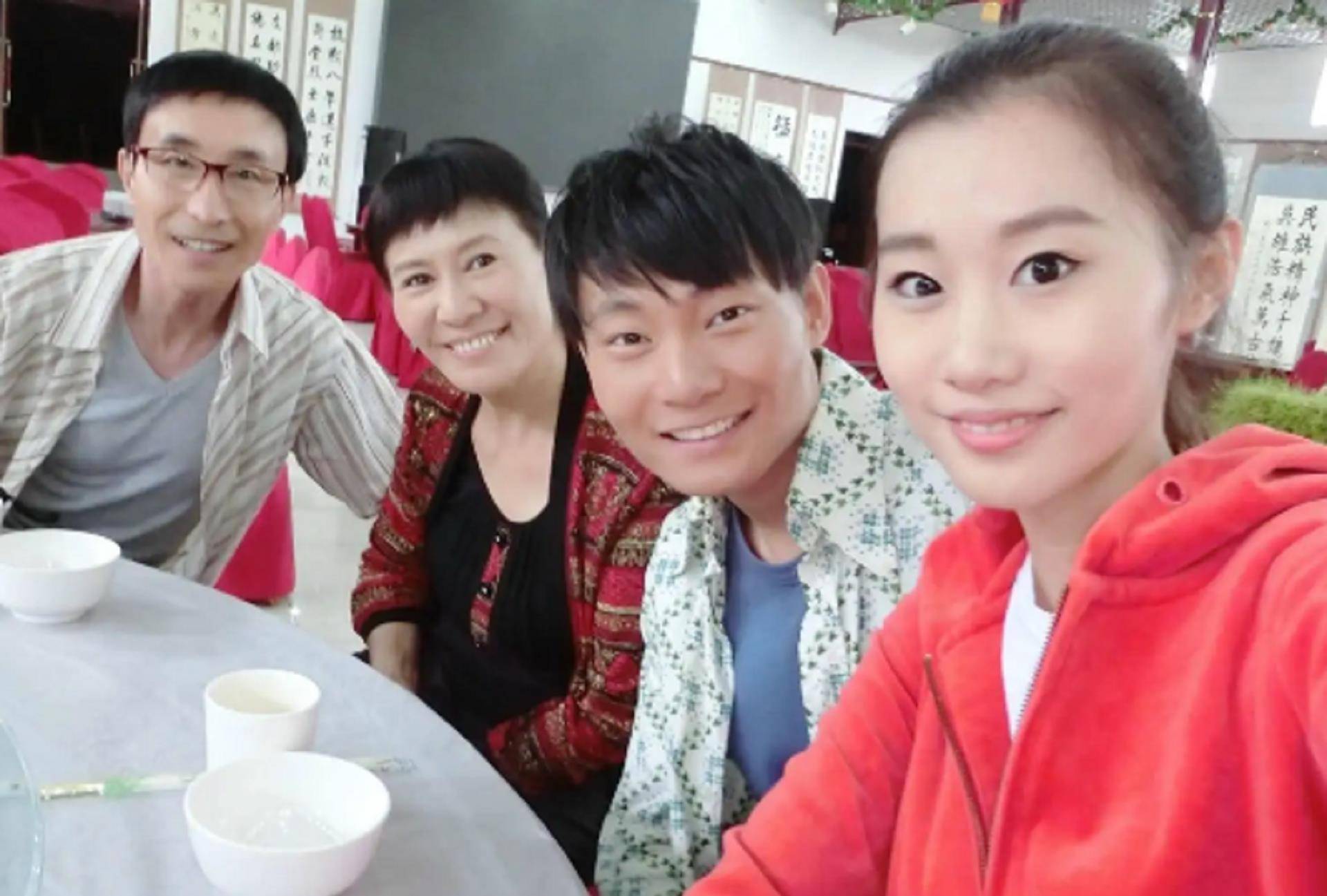 年到2023年,巩汉林不辞辛劳地带领巩天阔登上舞台,为了儿子的演艺事业