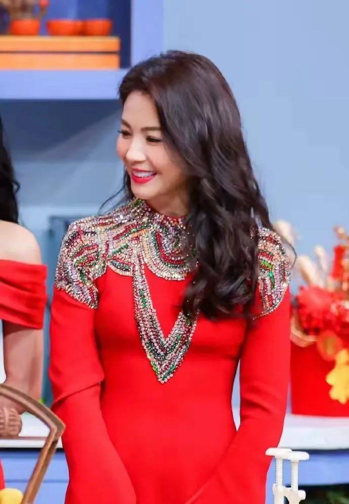 45岁的刘涛春晚带火了新年穿搭:大波浪 红色连衣裙,高级洋气又显贵!