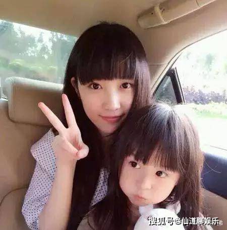 刘楚恬的可爱外貌和甜美笑容让她迅速走红,成为了娱乐圈中的小宠儿.