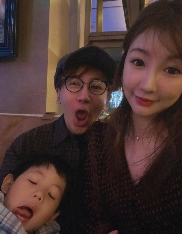 刘谦妻子近照,比刘谦整整小了十岁,四岁的儿子则十分软萌可爱_王希怡