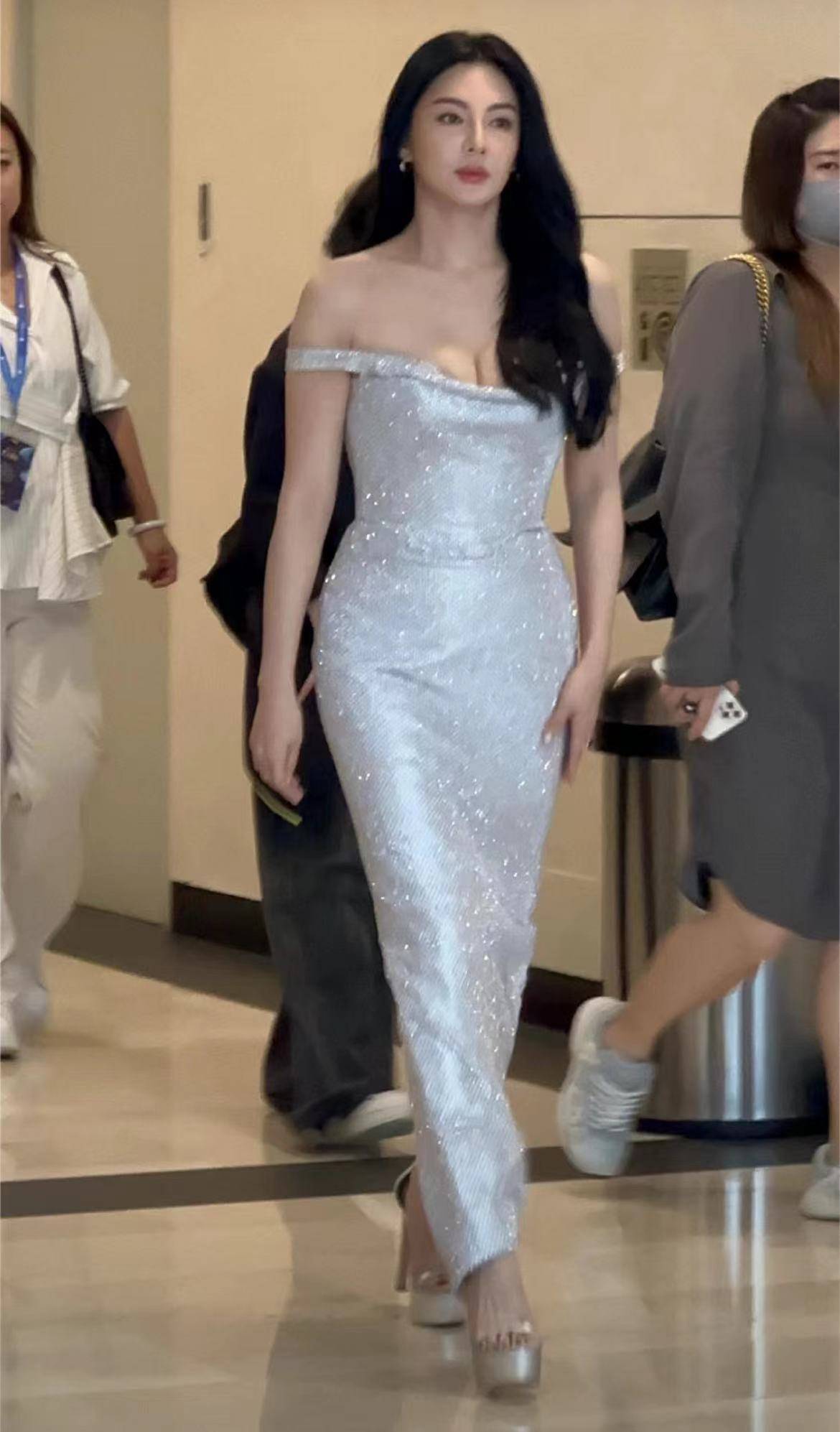 张雨绮勇敢秀出真实自我,网友点赞如潮!_外表_明星_魅力