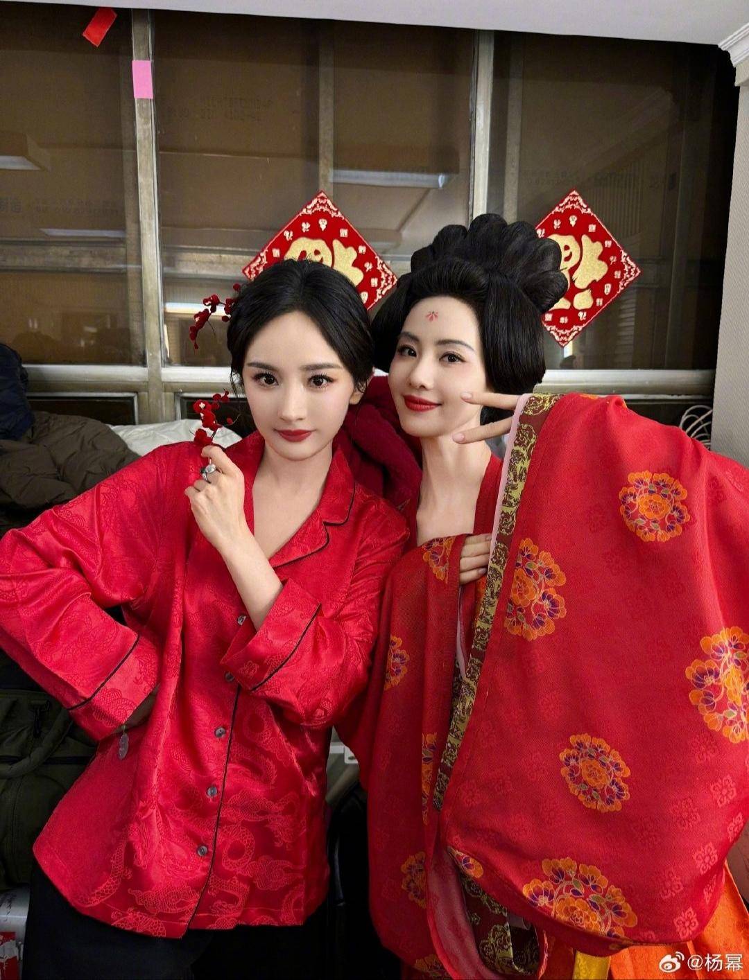 杨幂刘诗诗后台照曝光,甜蜜引热议