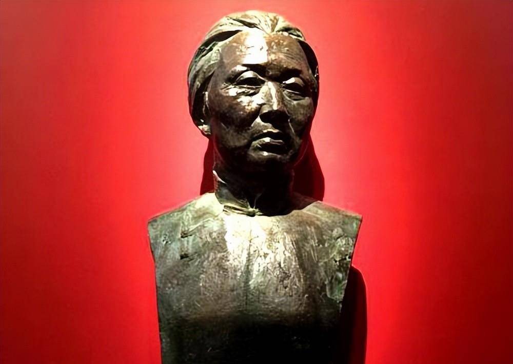 英雄母亲邓玉芬,在山洞中"失手捂死"亲生儿子,为何说