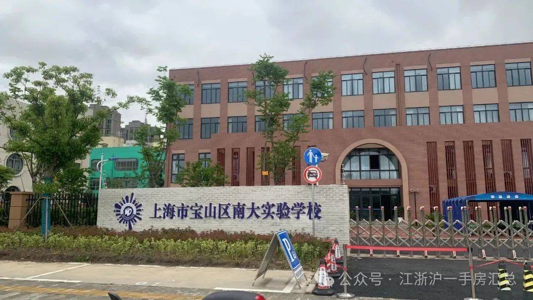 不远处有一所乙级医院——上海交通大学医学院附属仁济医院宝山分院