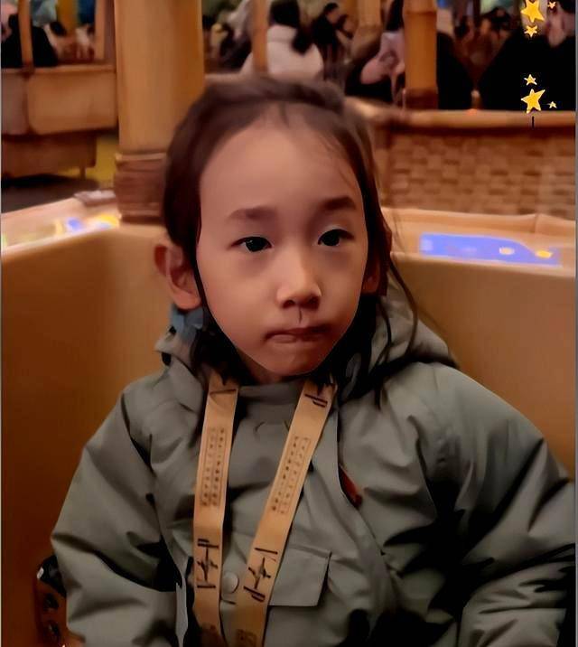 与jasper相比,他的弟弟在公众面前显得稍微有些陌生.