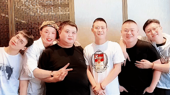 在2月2日晚的德云社岁末封箱演出中,岳云鹏受到了郭德纲的特别称赞和