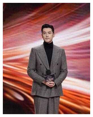 胡歌身高差超萌,带老婆出门购物,网友感叹:平凡的幸福