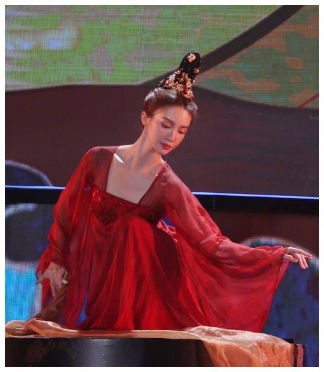 34岁金晨迎春,演红衣汉服舞,姣好身材舞技出众_表演_舞蹈_观众