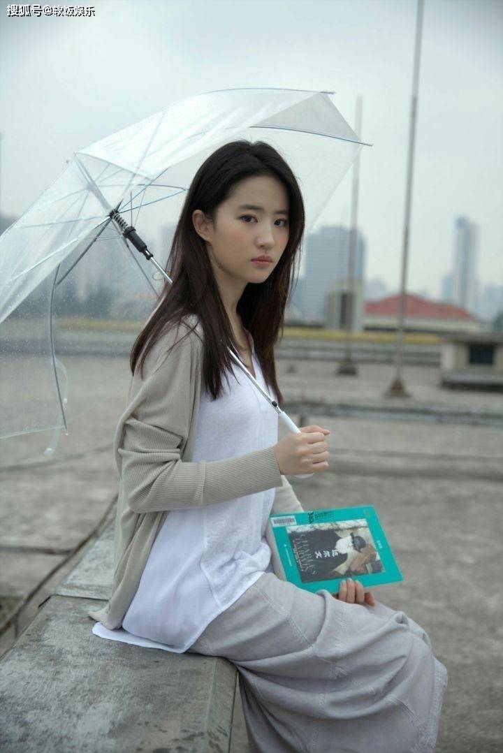 刘亦菲初中清纯照曝光!身材消瘦笑容天真无邪,与出道