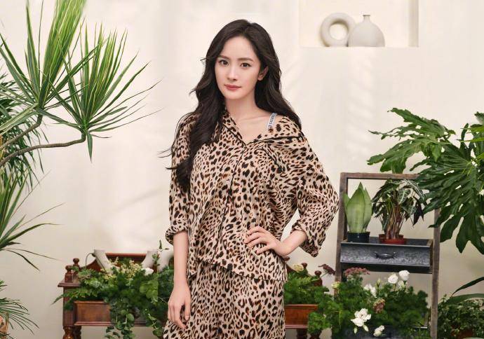 杨幂太会撩!穿豹纹时尚衣服既时尚又野性,"小野猫"谁能驾驭?