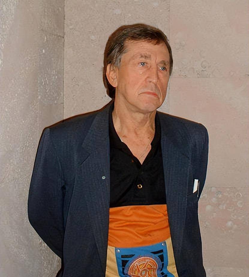 他把头伸进粒子加速器,被接近光速的粒子爆头,没死!是