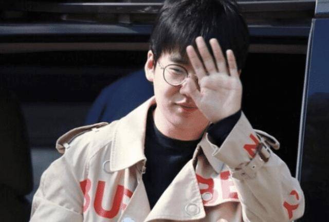 能把两万的风衣穿出睡衣的感觉,也只有郭麒麟了吧!