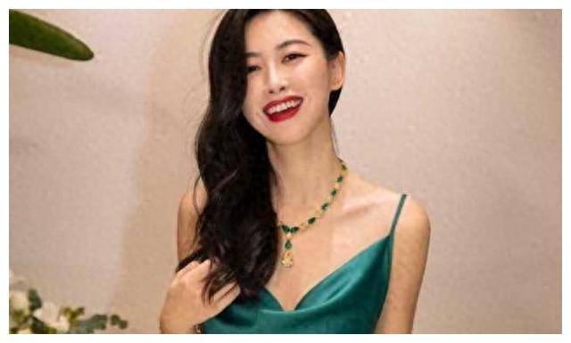 这些女星不仅是艺人,更有背后的家世,谁都不敢招惹!