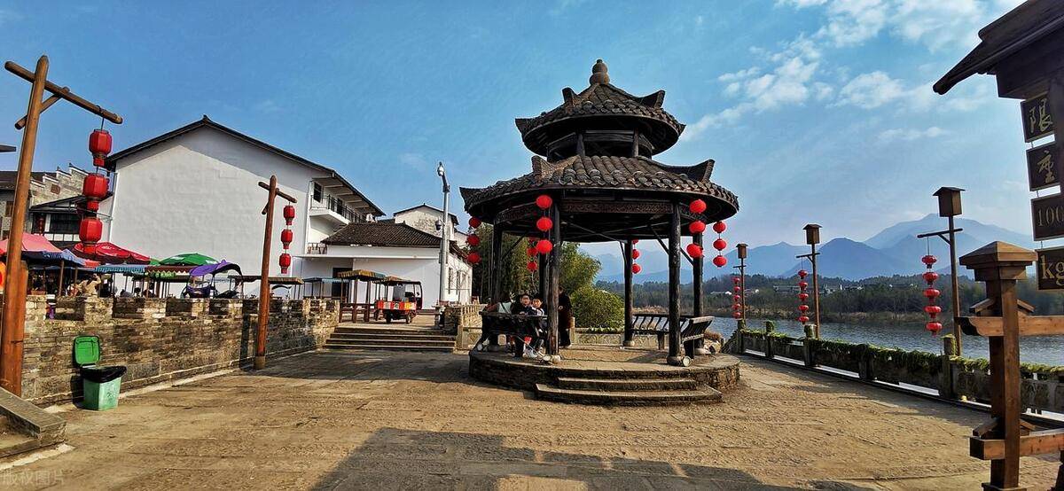 在龙虎山一定要看一场悬棺表演,据说距