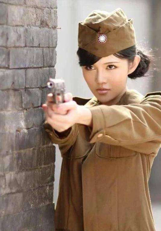 美女特工潜伏大陆30年,从未被召回,无奈和一农民生下8