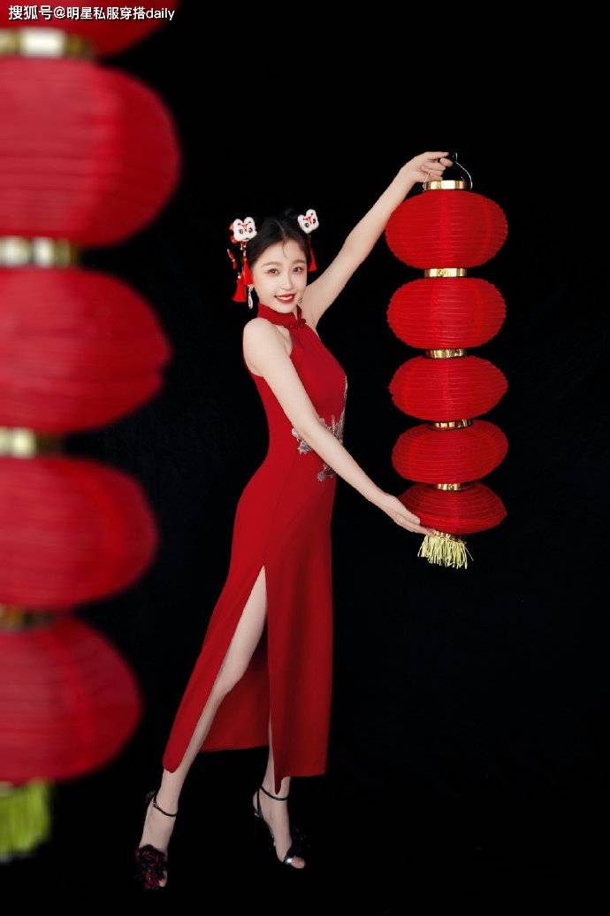 红色挂脖旗袍大秀曲线身材,福娃既视感!_佼佼者_设计_资源