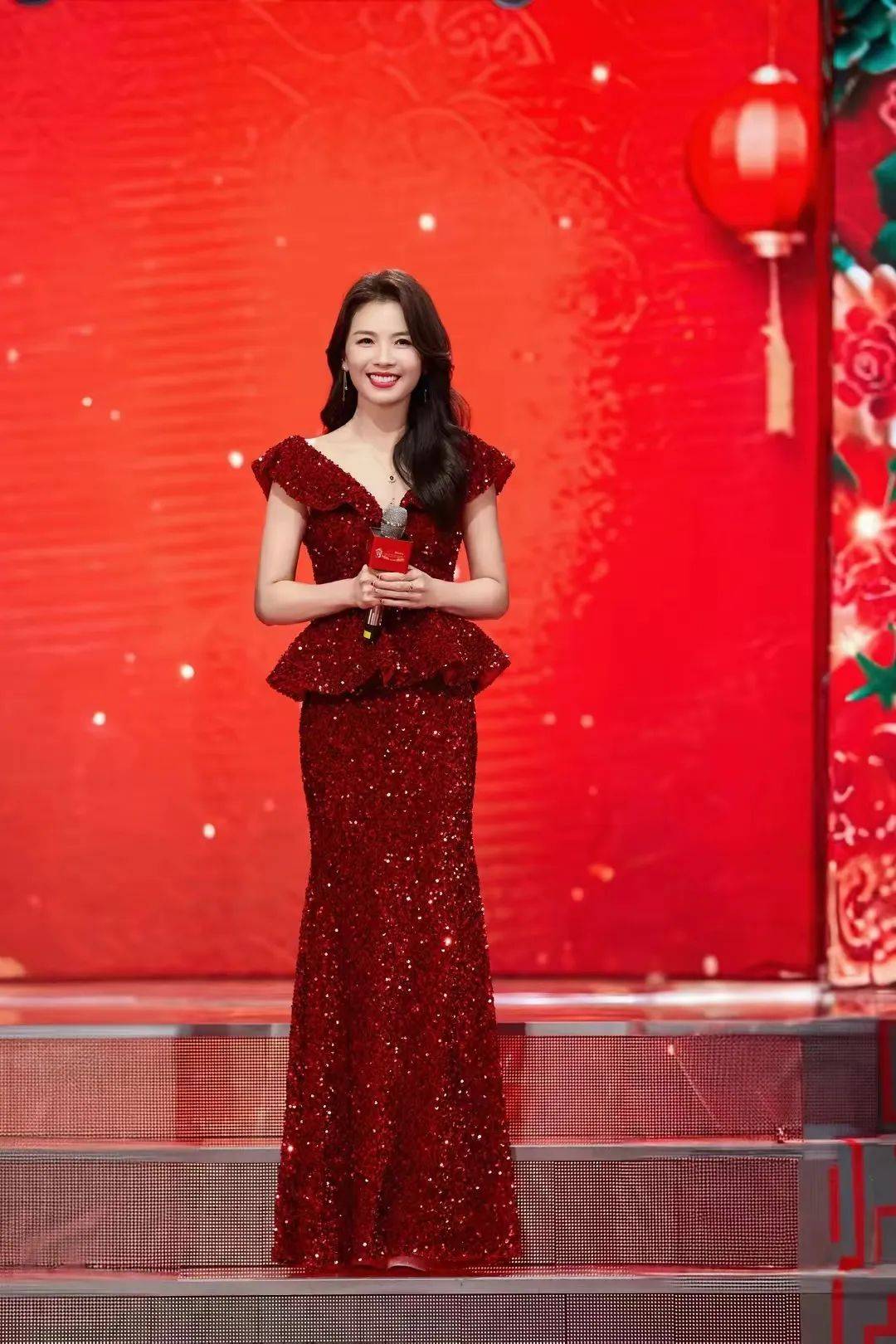 45岁的刘涛春晚带火了新年穿搭:大波浪 红色连衣裙,高级洋气又显贵!