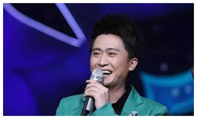 多次主持春晚,表现备受肯定,但为何他一直无法登上春晚的舞台呢?