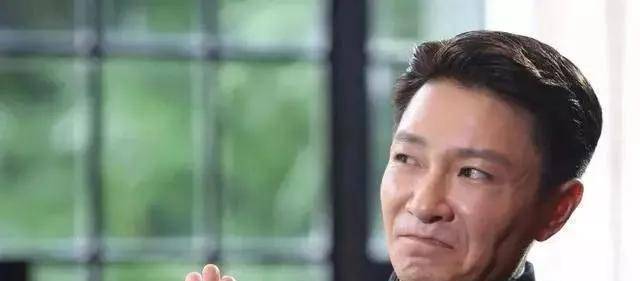 最近,李宗翰参加活动时面部表情过于僵硬,在镜头下他看起来脸部凹凸