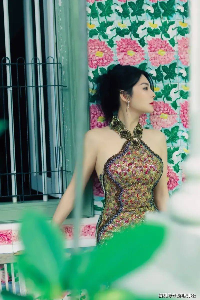 碎花吊带裙秀肩颈,张雨绮展现曼妙身材,美艳撩人!_女性_造型_气质