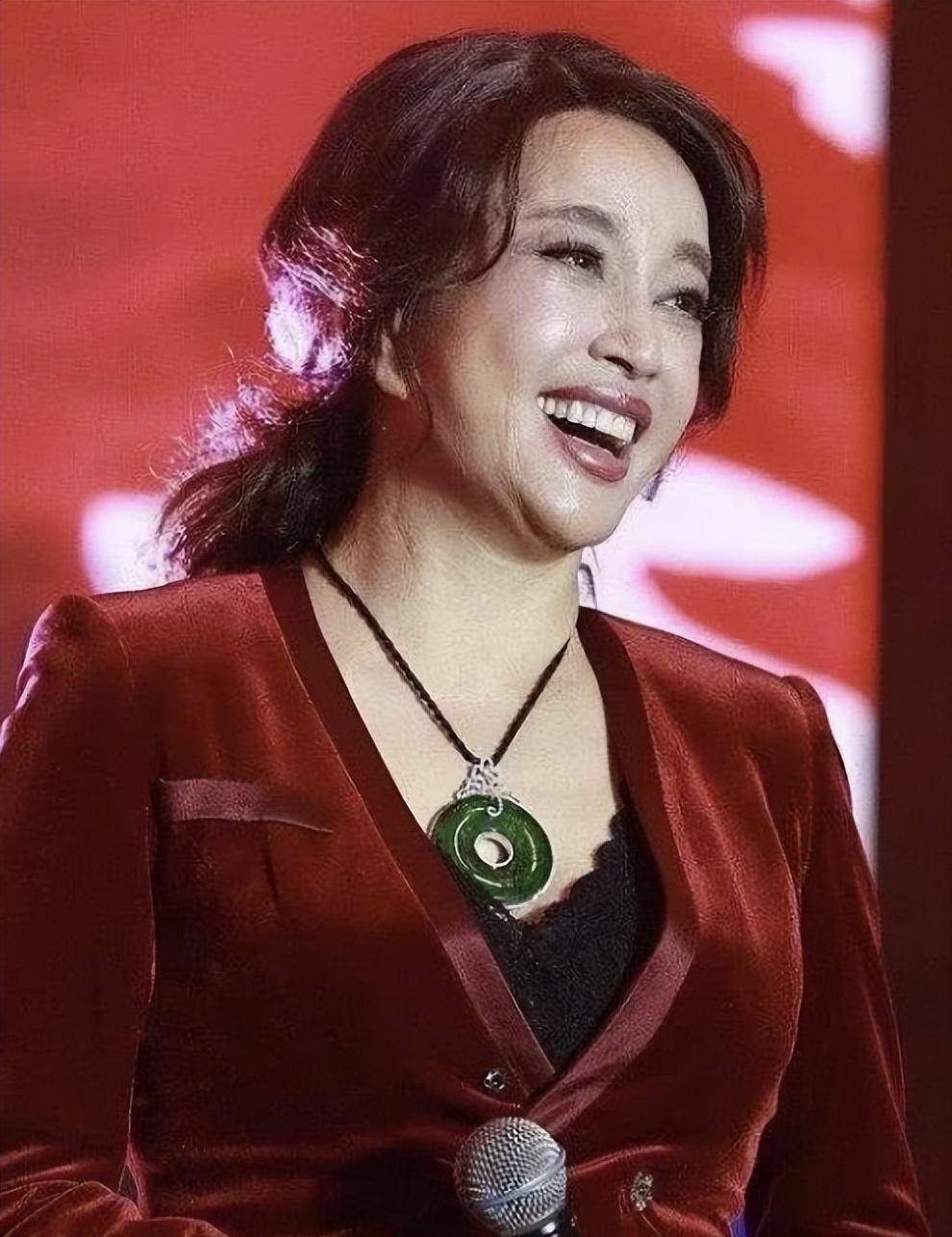 刘晓庆春晚后台生图曝光,本人脸上没皱纹但不显年轻,差距太大!