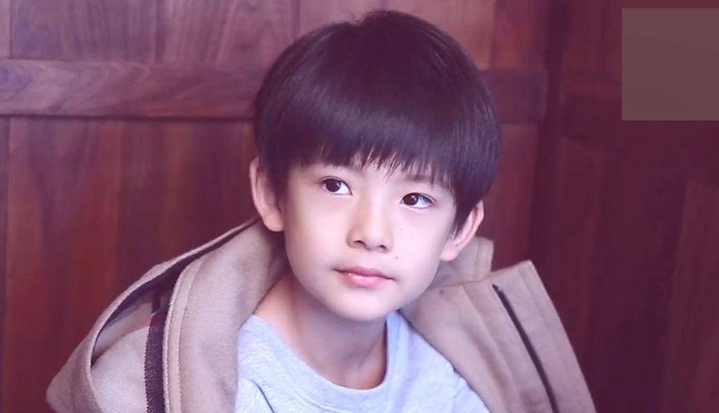 "董洁儿子顶顶14岁近照曝光,颜值超父潘粤明"_家庭_外貌_明星